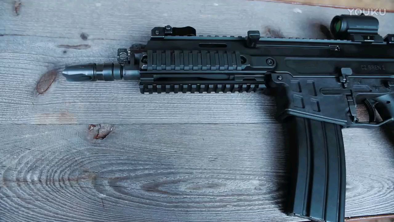 CZ工作人员讲解Bren2步枪